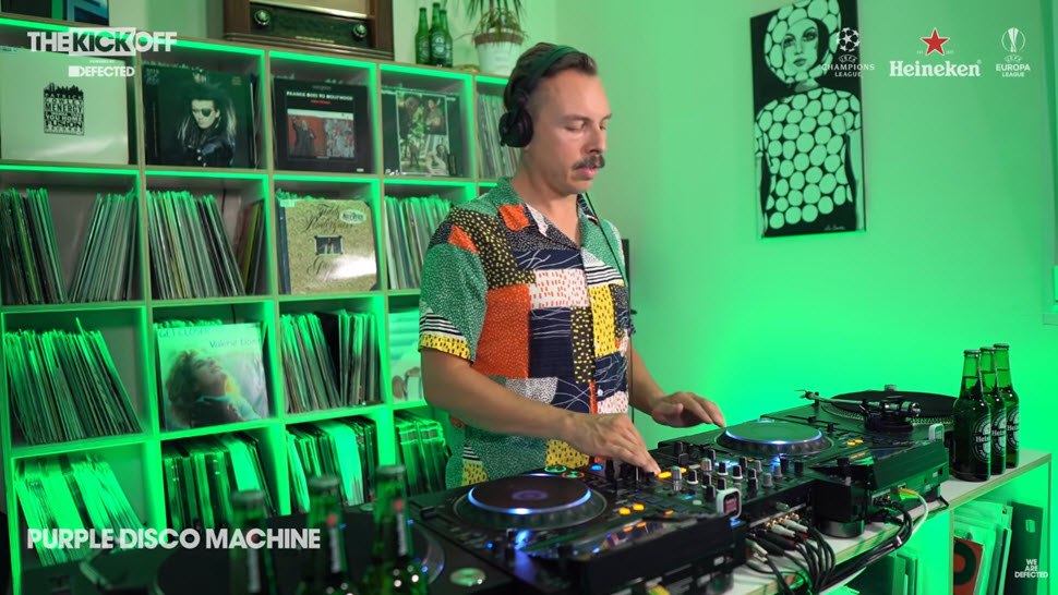 Un DJ creando un mashup